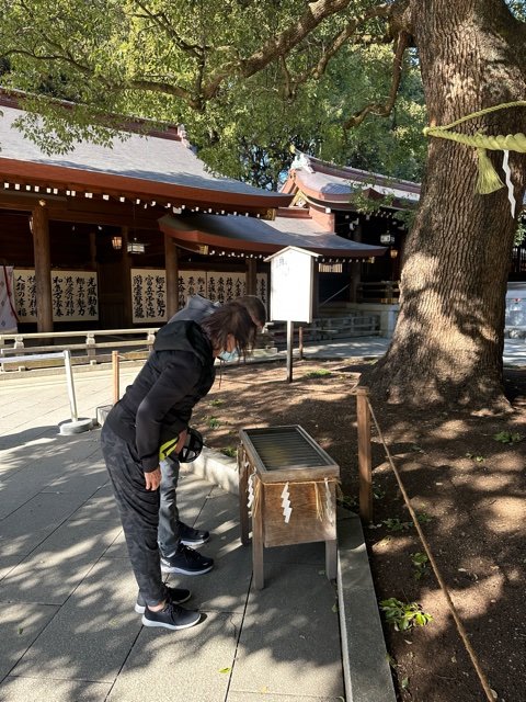 Two people at shrine bowing.