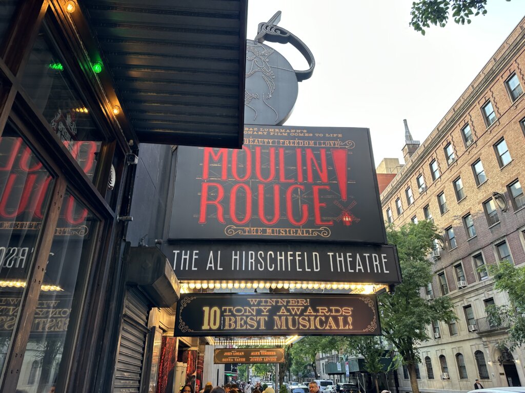 Black sign with words Moulin Rouge on it